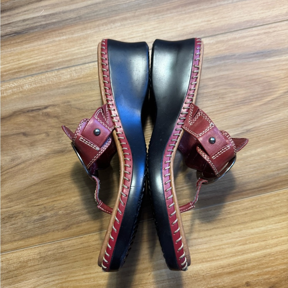 Minnetonka Women's Ref and Tan Sandals - Picture 3 of 13